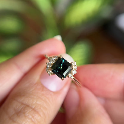 Bague unique en saphir australien vert-sarcelle taille radiant et diamants