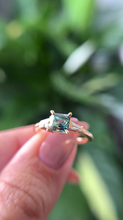 Bague Géométrique Unique avec Saphir Bleu-Vert et Diamants