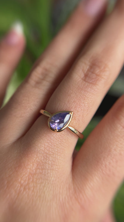 Solitaire Unique Avec Saphir Mauve Taille Poire