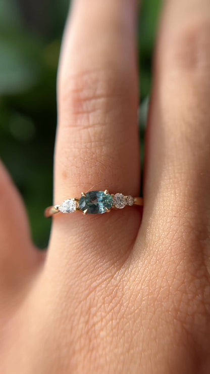 Bague Unique Avec Saphir Bleu-Vert du Montana et Diamants