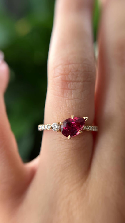 Bague asymétrique avec spinelle framboise et diamants