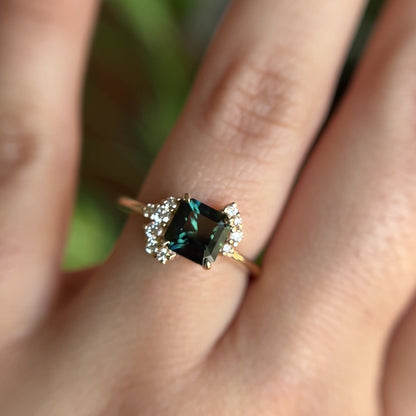 Bague unique en saphir australien vert-sarcelle taille radiant et diamants