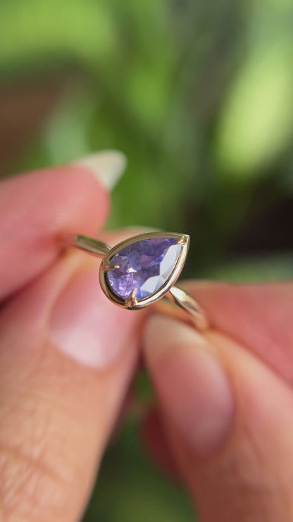 Solitaire Unique Avec Saphir Mauve Taille Poire