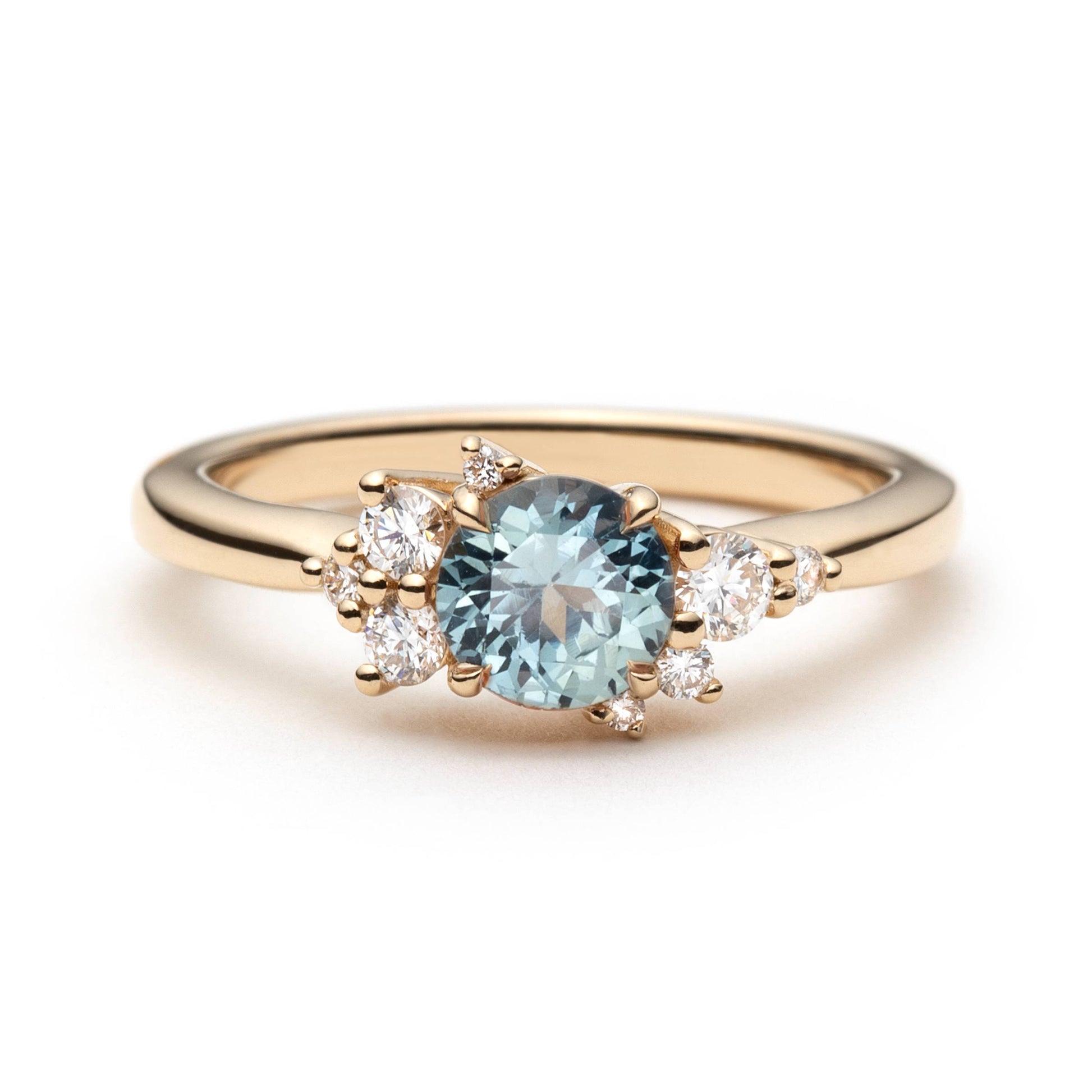 Bague de fiançailles en saphir sarcelle rond non chauffé de 0,68ct et diamants en or jaune 14k, vue de face montrant le serti asymétrique