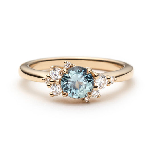 Bague de fiançailles en saphir sarcelle rond non chauffé de 0,68ct et diamants en or jaune 14k, vue de face montrant le serti asymétrique
