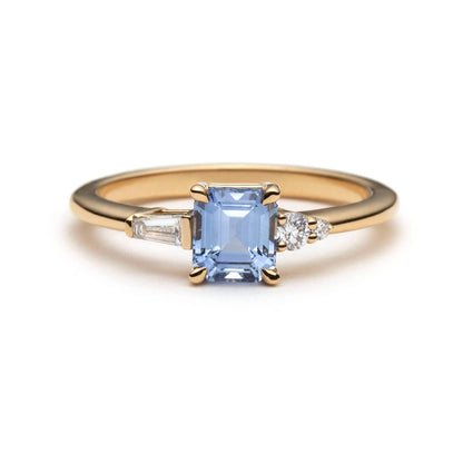 Anneau géométrique en sapphir et diamant bleu clair unique