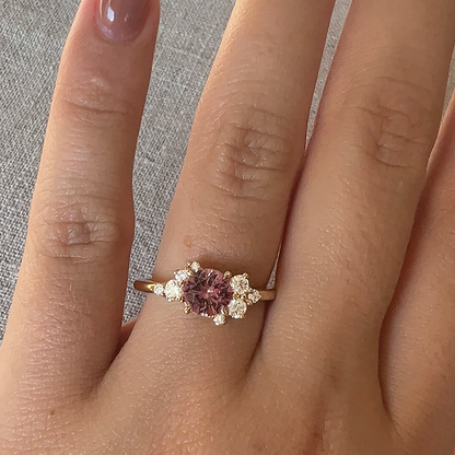 Bague asymétrique unique avec saphir pêche foncé et diamants