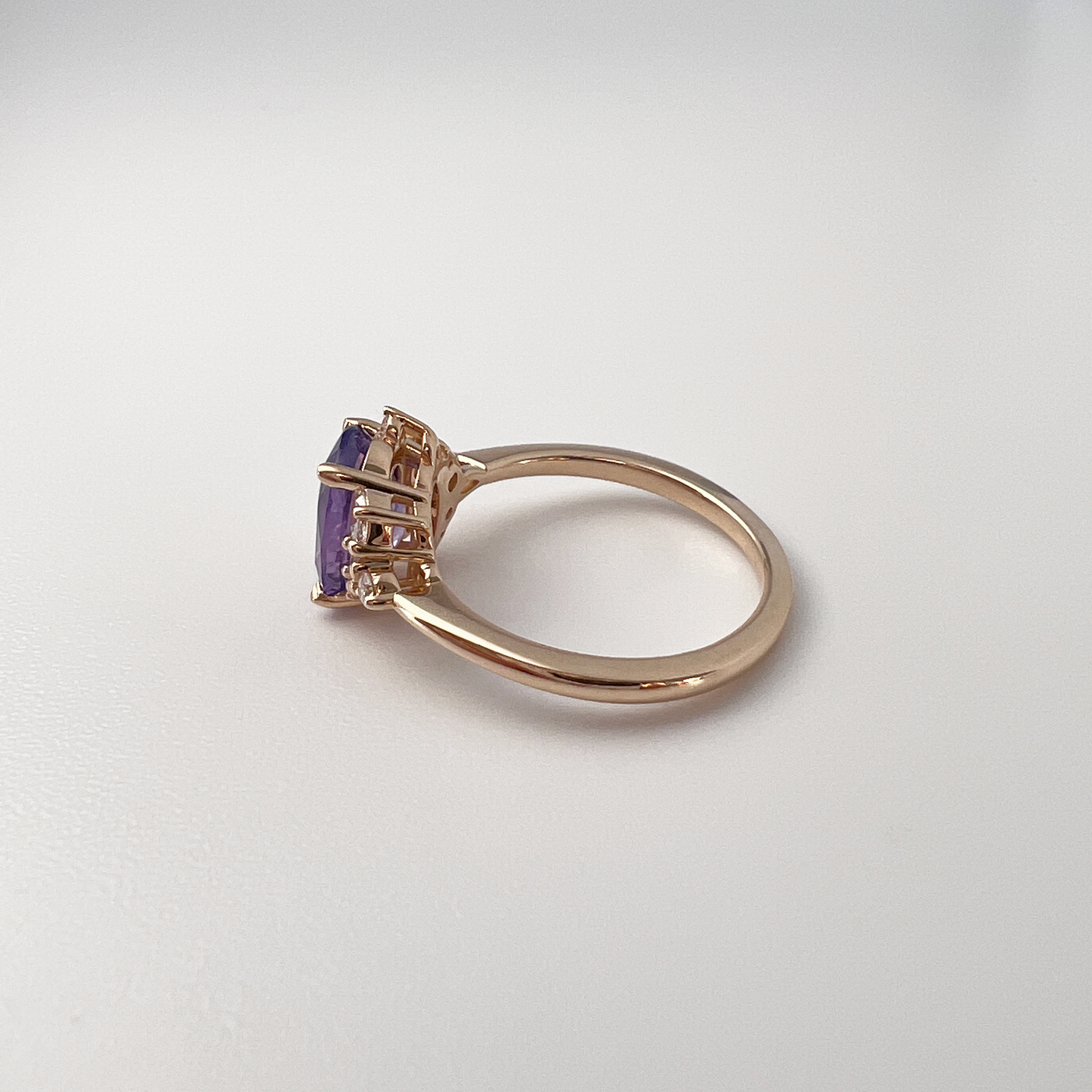 Bague asymétrique unique avec saphir violet et diamants