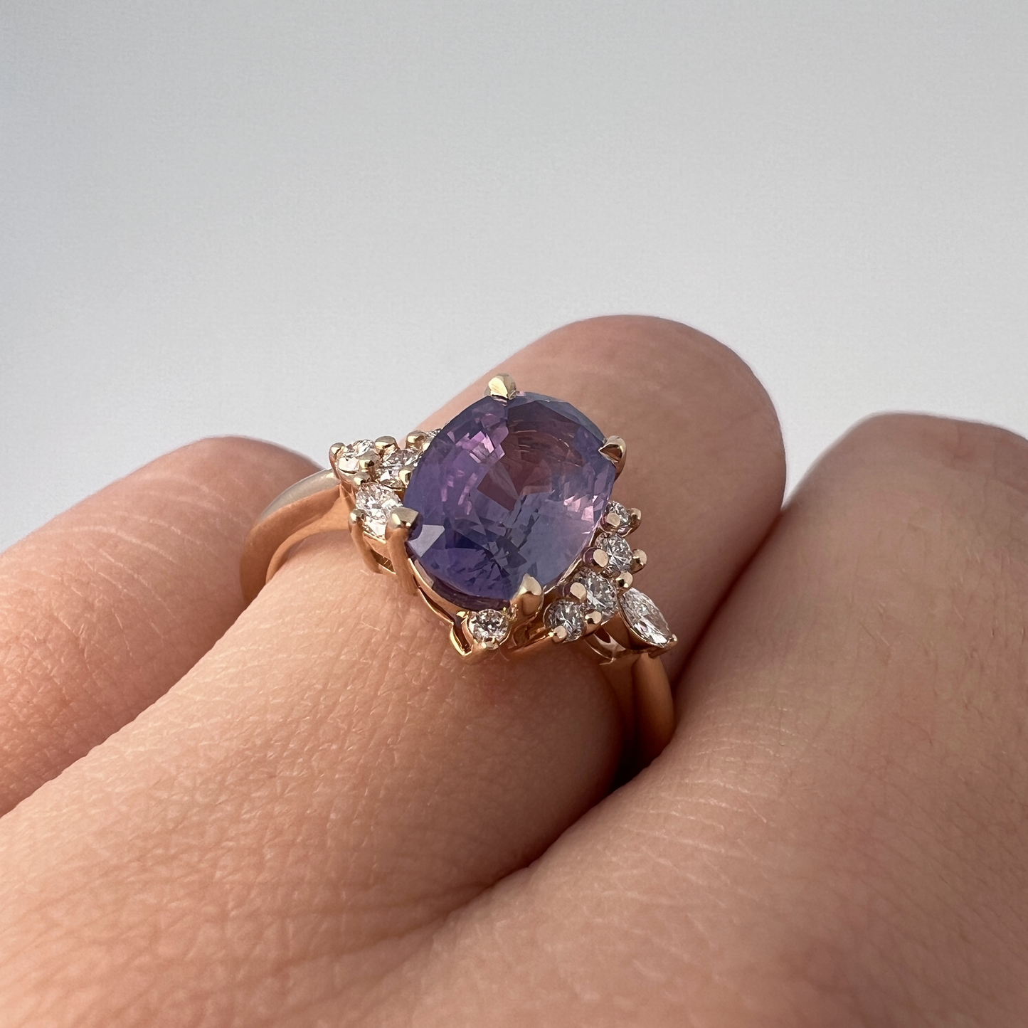 Bague asymétrique unique avec saphir violet et diamants