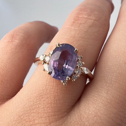 Bague asymétrique unique avec saphir violet et diamants