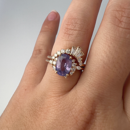 Bague asymétrique unique avec saphir violet et diamants